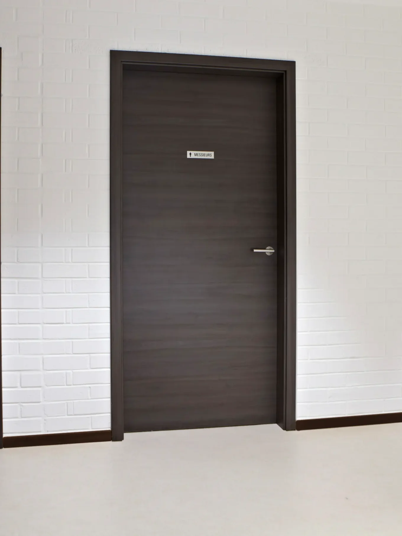 Schwarze Türen in weißem Flur